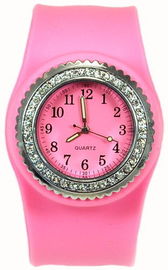 Batida da pressão do rosa das senhoras das meninas no relógio do punho do silicone com a moldura ajustada do cristal