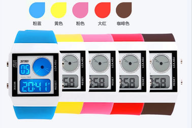 Duas correia plástica do relógio de Mutifunction Digitas dos esportes do fuso horário com os 5 luminosos das cores