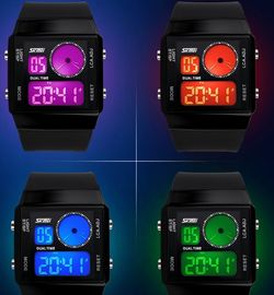 Duas correia plástica do relógio de Mutifunction Digitas dos esportes do fuso horário com os 5 luminosos das cores