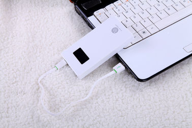 o banco portátil do poder 5000mAh para dispositivos móveis com exposição 5V 2.1A do Lcd Output a C.C.