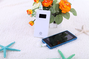 o banco portátil do poder 5000mAh para dispositivos móveis com exposição 5V 2.1A do Lcd Output a C.C.