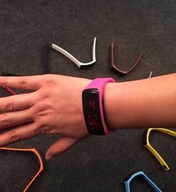 Relógio de pulso do diodo emissor de luz Digital do caso plástico com o bracelete do esporte da curvatura do ímã