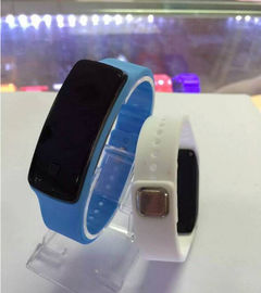 Relógio de pulso do diodo emissor de luz Digital do caso plástico com o bracelete do esporte da curvatura do ímã