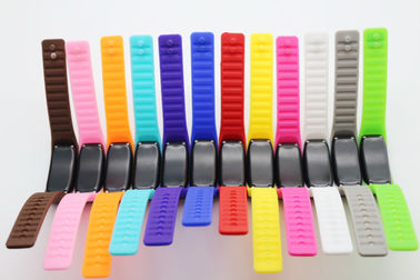 Relógio de pulso do diodo emissor de luz Digital do caso plástico com o bracelete do esporte da curvatura do ímã