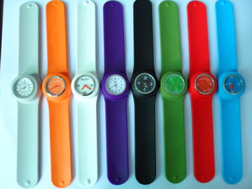 Elegante flexível do relógio da borracha de silicone do encanto colorido para mulheres
